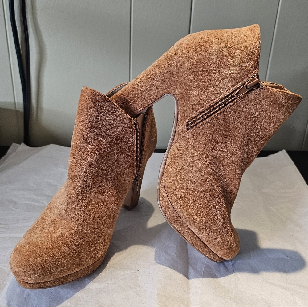 Allegra K Women's Round Toe Chunky Heeled Ankle Heel Boots size 7.5 Faux Suede